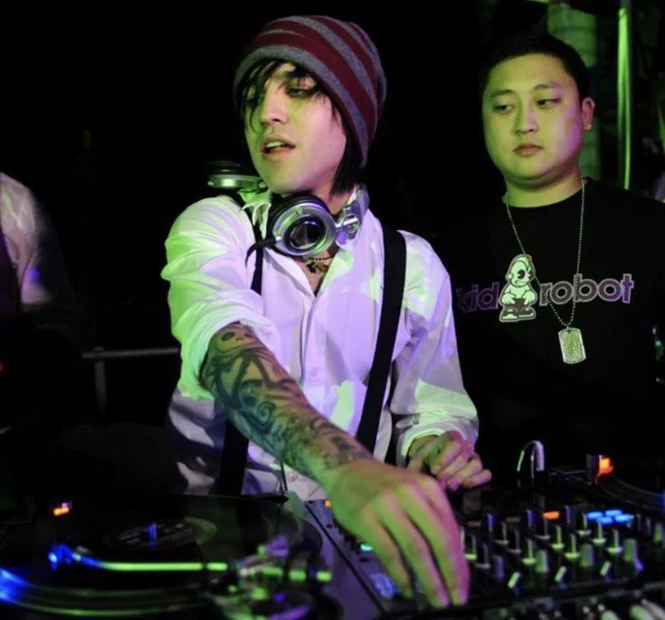 Avatar of 002 - pete wentz
