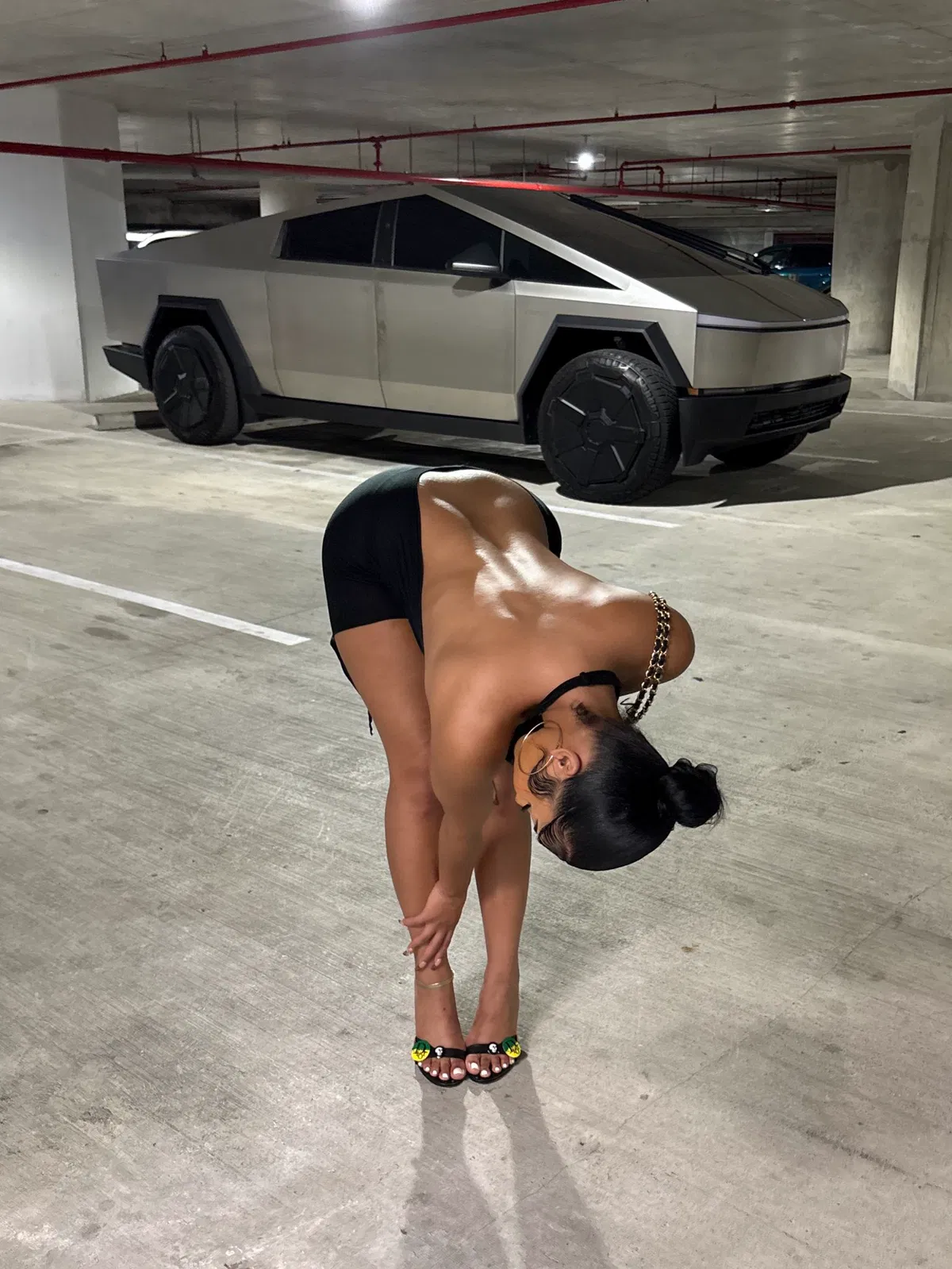 Avatar of Desperate Girl in the parking 