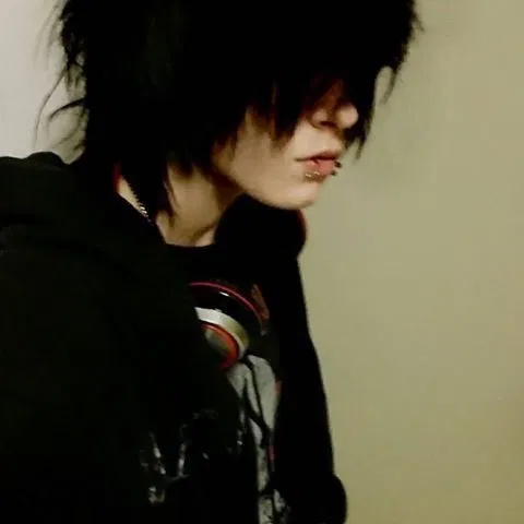 Avatar of Ray :o {That Emo boy}