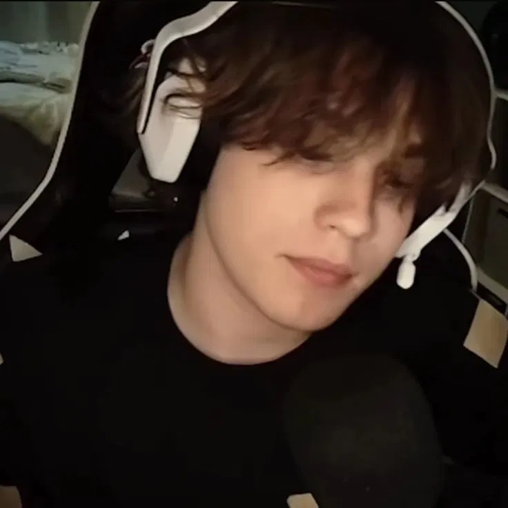 Avatar of 〚 E D M O N D 〛♡  COLD ON STREAM, SOFT IN PRIVATE