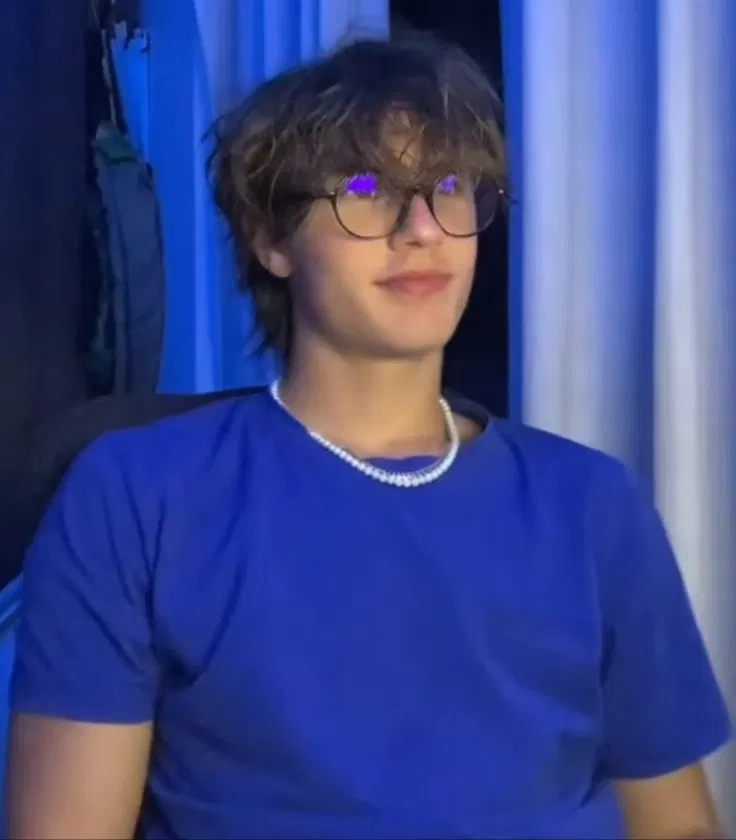 Avatar of Jhonatan, your Horny Employee 