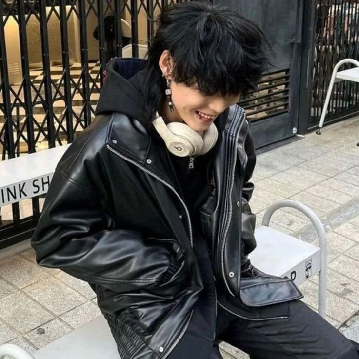 Avatar of Vincent Valentine - Vampire Barista Boyfriend?