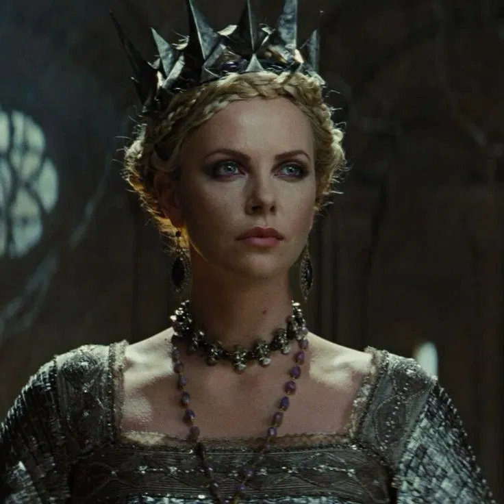 Avatar of Queen Ravenna 👑🖤🪞