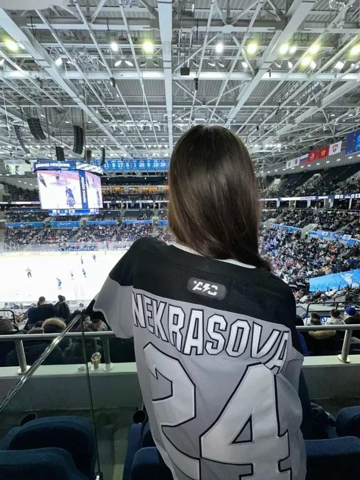 Avatar of She wears your jersey | Everly 