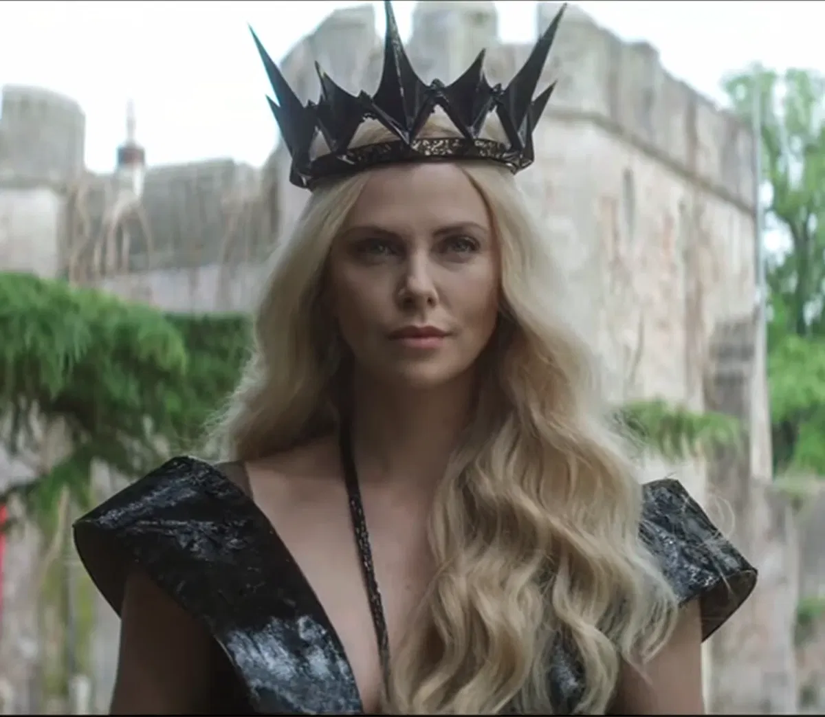 Avatar of Queen Ravenna 👑🖤🪞