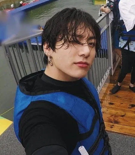 Avatar of 𝙎𝙬𝙞𝙢𝙢𝙞𝙣𝙜 𝙩𝙧𝙖𝙞𝙣𝙚𝙧┋Jeon Jungkook